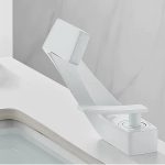 robinet design incurvé cascade