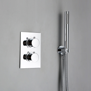 salle de bain moderne avec colonne de douche