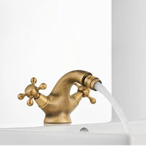 robinet rétro lavabo doré