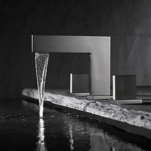 robinet de salle de bain gris brossé