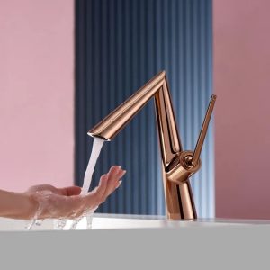 robinet doré salle de bain