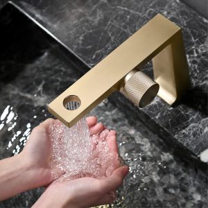 Robinet doré salle de bain