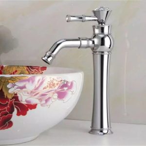 robinet argenté salle de bain
