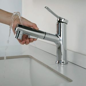 robinet argenté salle de bain