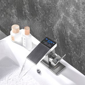 robinet salle de bain argenté